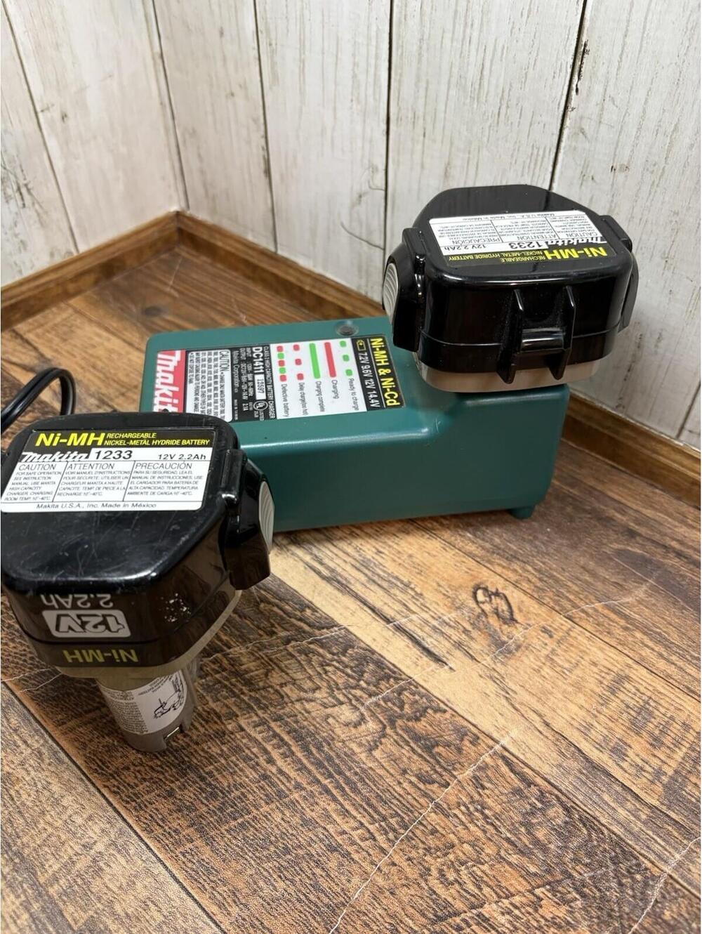 Makita DC1411 Ni-Mh & Ni-Cd High Capacity Charger w/ 2 Makita 1233 Batteries